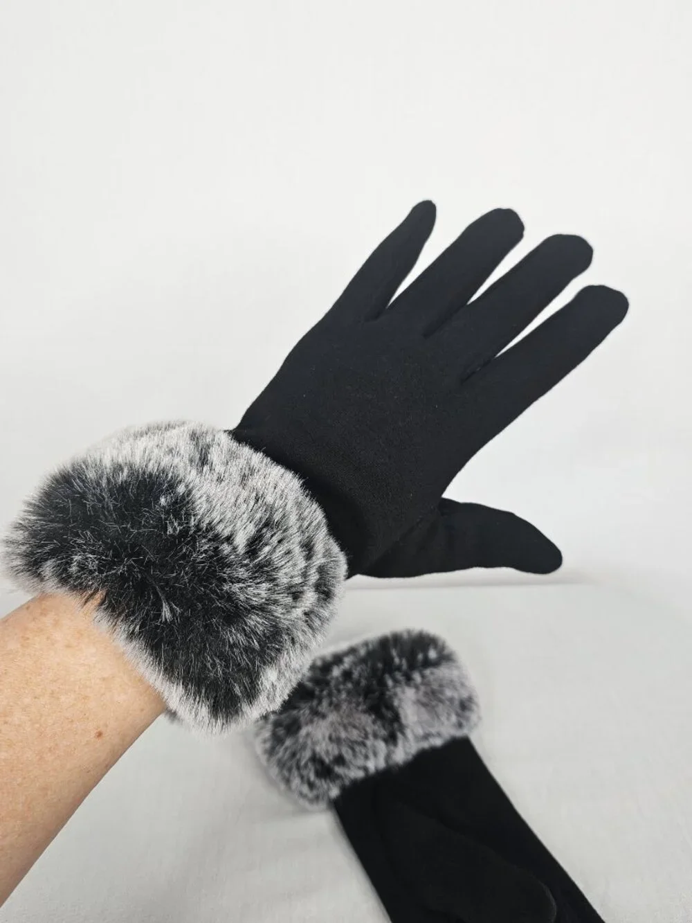 2 Chic Touchscreen Gloves | Faux Fur Cuff | Black Gray | Small NWOT
